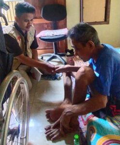 Relawan GMMI menyerahkan kursi roda
