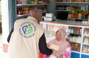 relawan gmmi sedang berbagi dengan Lansia Dhuafa