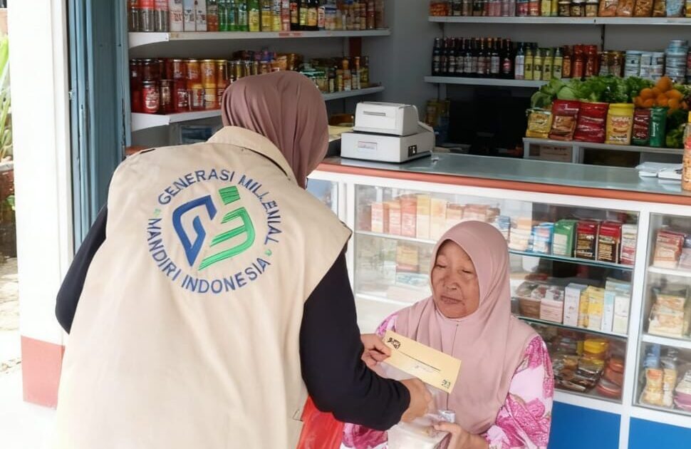 relawan gmmi sedang berbagi dengan Lansia Dhuafa