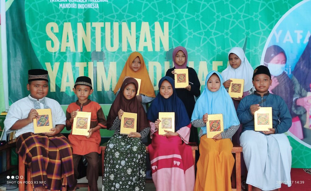 adik adik binaan GMMI berfoto dengan Al-Qur'an pemberian Donatur