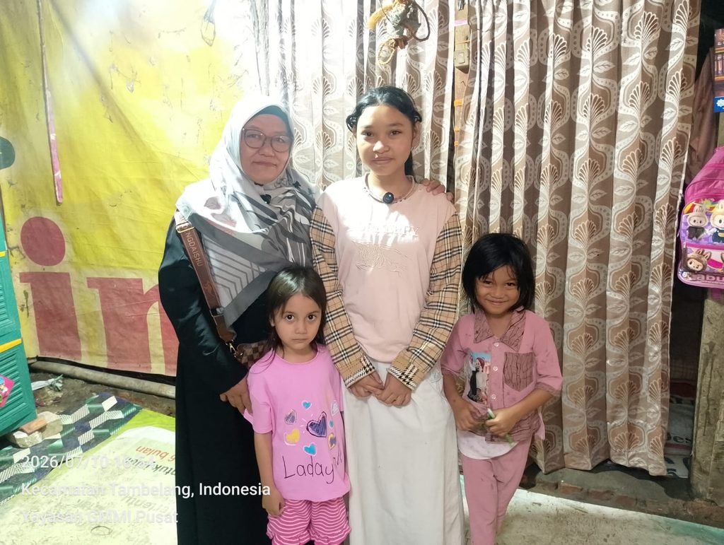 urutan dari sebelah kiri: Pengawas GMMI, Yatim Binaan GMMI, Kakak, Adik Bungsu
