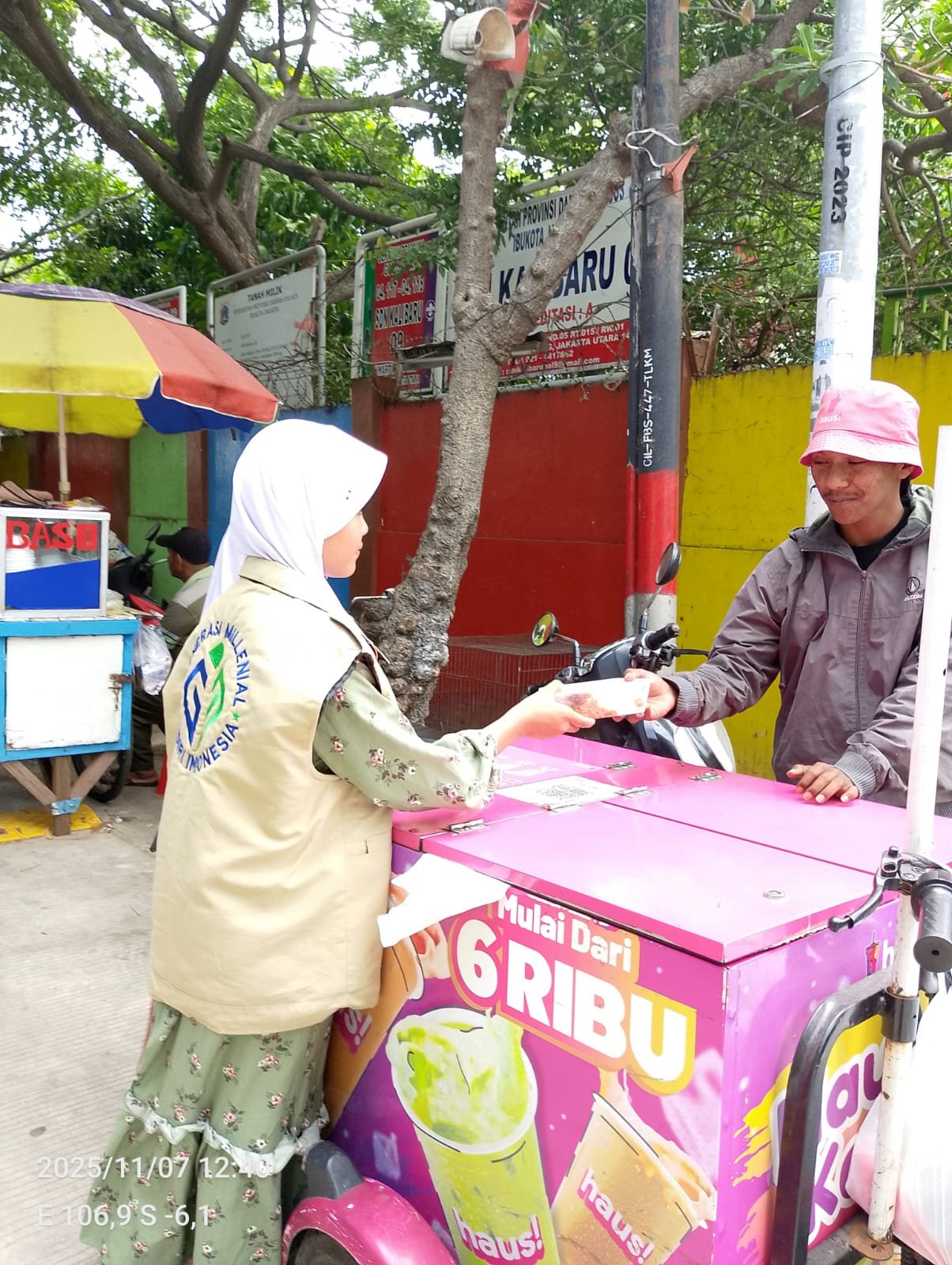 Relawan GMMI membagikan makanan gratis kepada pedagang